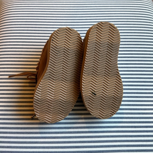 Baby GAP Wallabee style boot - Picture 2 of 4